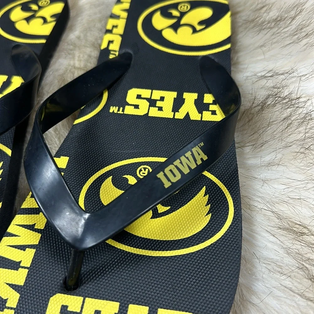 Iowa Hawkeyes Men’s Flip Flop Sandals Black Gold Size 11
